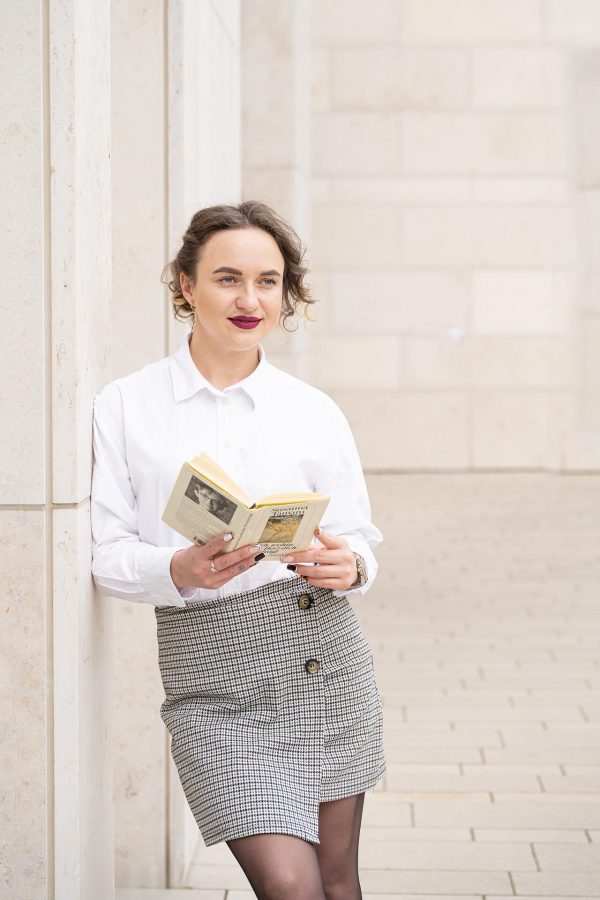 Authentisches Business Portrait einer Frau mit Buch in Köln – modern und persönlich