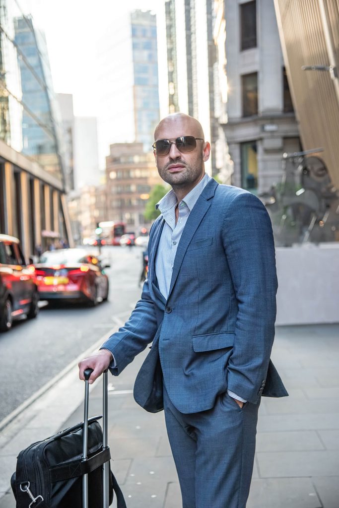 Business Mann im Anzug mit urbaner Kulisse in Farbe