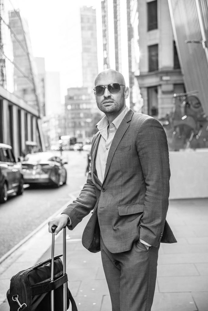 Schwarz-Weiß Businessfoto eines Mannes mit urbanem Hintergrund