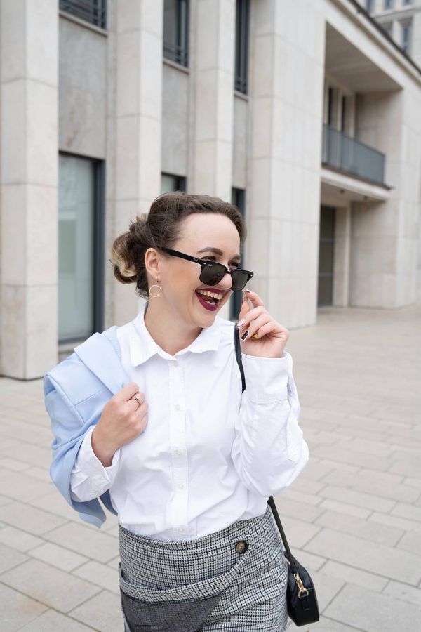 Lachendes Business Portrait einer Frau in Köln