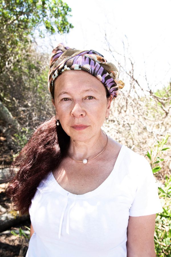 Charaktervolles Portrait einer Frau mit Kopftuch im Licht der Natur - Lifestyle Portraits Köln