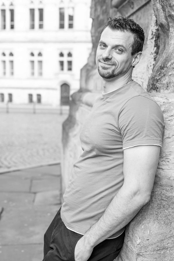 Mann schaut direkt in Kamera – schwarzweiß Portrait