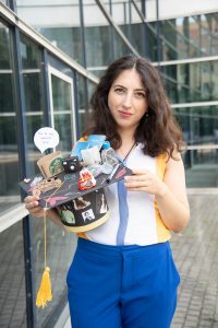 Female Scientist Graduation – Dr. Julia Tschirka mit kreativem Doktorhut nach erfolgreicher Promotion Biochemie in Köln