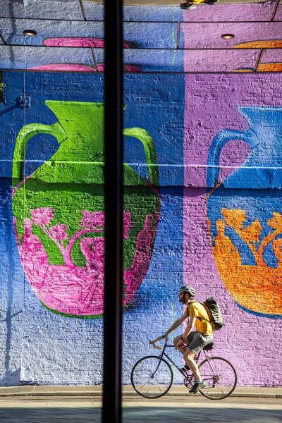 Streetart in London – Wandbild mit leuchtenden Farben und Fahrradfahrer im Vordergrund