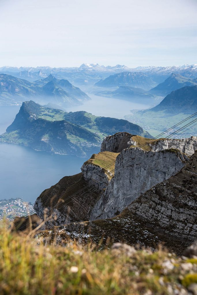 Weitblick über Berge und Tal mit Sonnenlicht – Fineart Landschaftsfotografie
