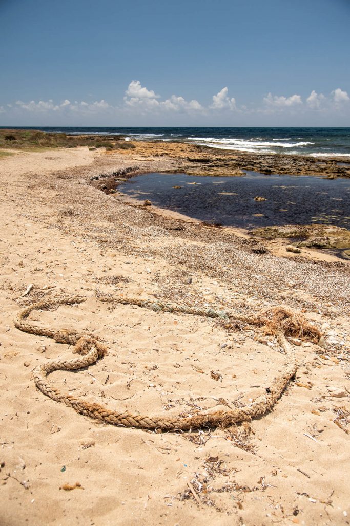 Ein Seil am Sandstrand mit Blick auf das Meer – Naturfotografie