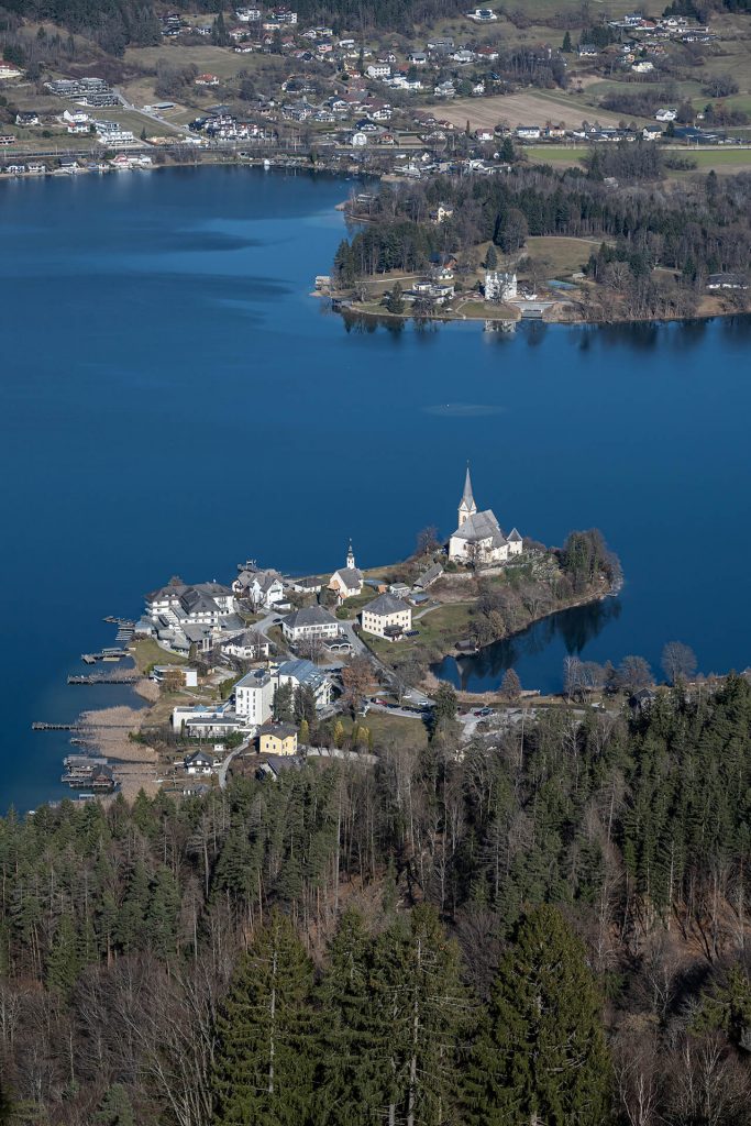Weite grüne Hügel mit Sonnenlicht durchzogen – künstlerische Landschaftsfotografie