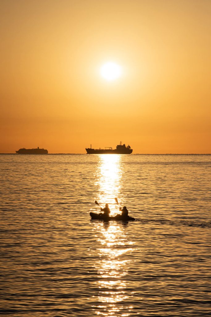 Zwei Menschen im Kajak bei Sonnenuntergang – Silhouetten auf dem Meer