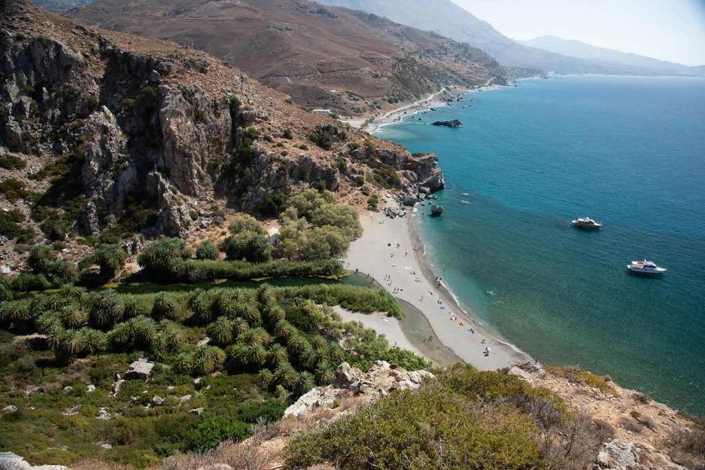 Blick auf eine Bucht mit Fluss und Palmenhain auf Kreta in Preveli