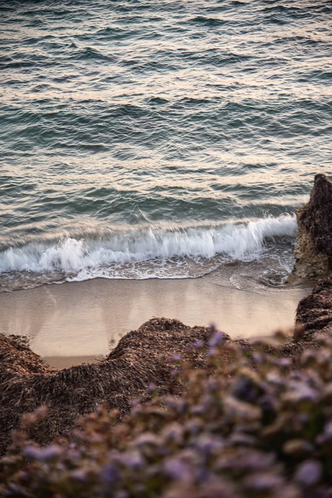 Wellen treffen auf eine kleine Bucht – Zypern