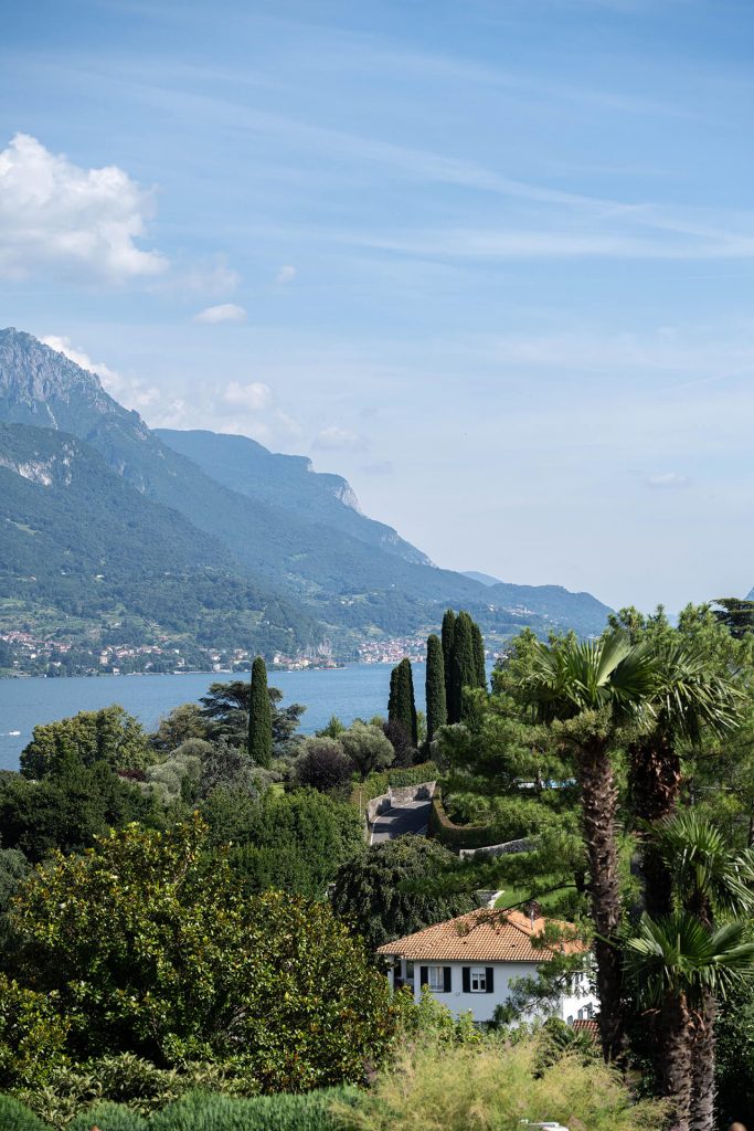 Comosee: Mediterrane Landschaft mit Blick auf den See und Gartenbäume