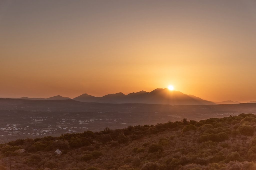 Sonnenuntergang hinter den Bergen auf Kreta – orangefarbener Himmel