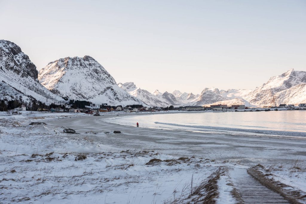 Verschneites Dorf vor majestätischer Bergkulisse in Norwegen – Winterfotografie