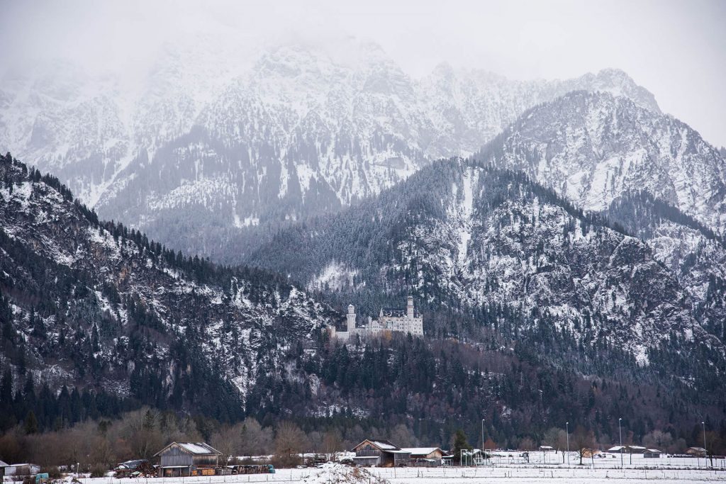 Winterlandschaft mit dem Schloss Neuschwanstein in den bayerischen Alpen