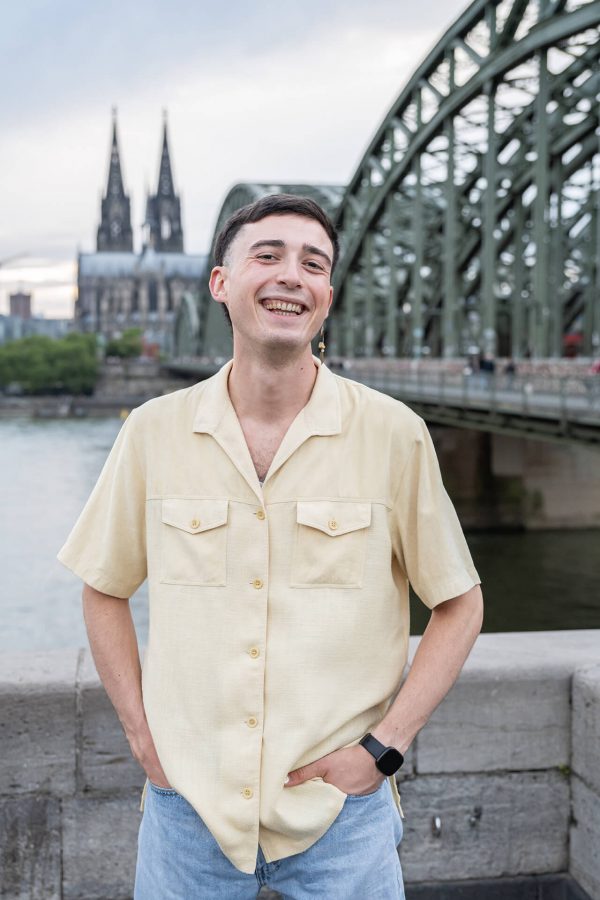 Mann lachend mit Kölner Dom im Hintergrund – urbanes Portrait