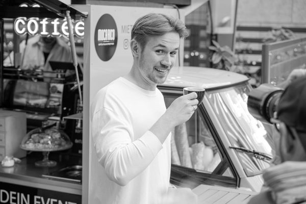 Junger Mann mit Espressotasse und Blick in die Kamera – modernes Portrait aus Köln