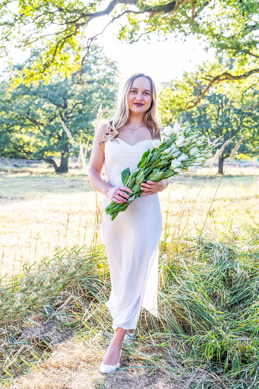 Naturporträt NRW – Geblümtes Kleid auf Waldlichtung, natürliche Schönheit mit weichem Licht