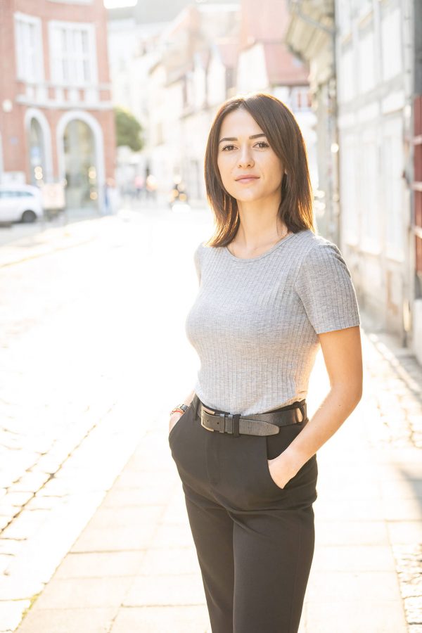 Frau blickt zur Seite im Sonnenlicht – Portrait in Köln