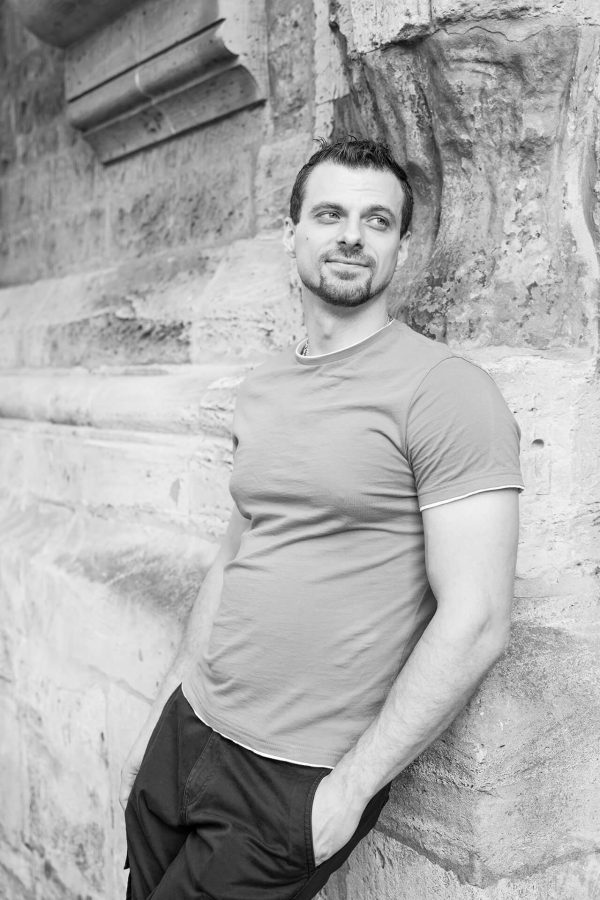 Charmanter Mann schwarzweiß – klassisches Portrait