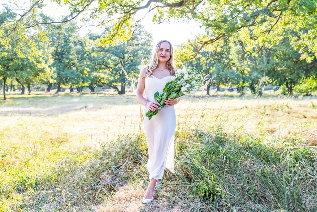 Romantisches Gegenlichtporträt Köln – Frau blickt in die Ferne, umgeben von Sonnenlicht