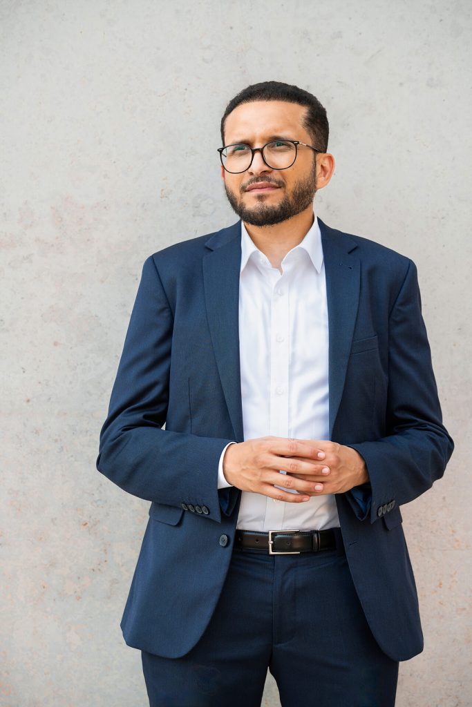 Authentisches Bewerbungsfoto eines Mannes mit Brille – Köln