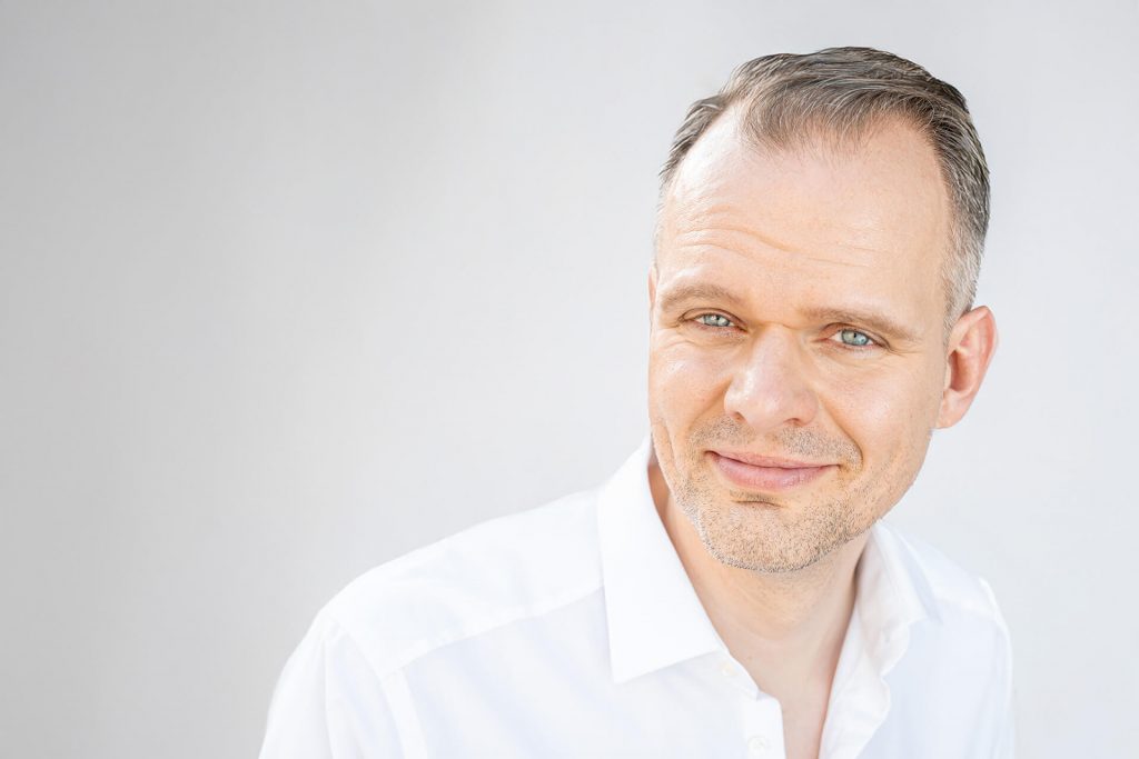 Natürliches Bewerbungsfoto eines Mannes mit weißem Hemd – Köln