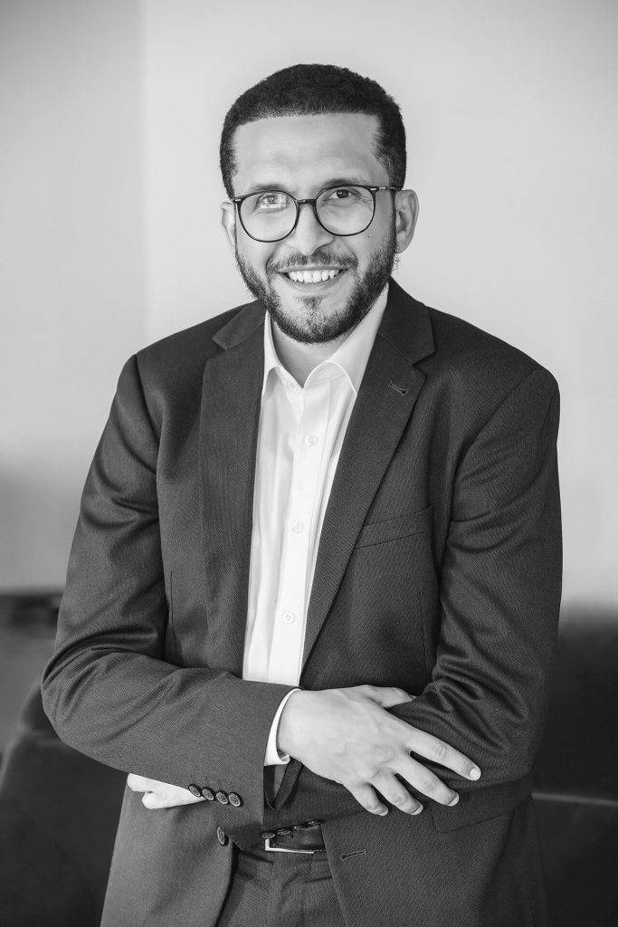 Schwarzweiß-Businessportrait eines Mannes im Anzug mit freundlichem Ausdruck – Köln