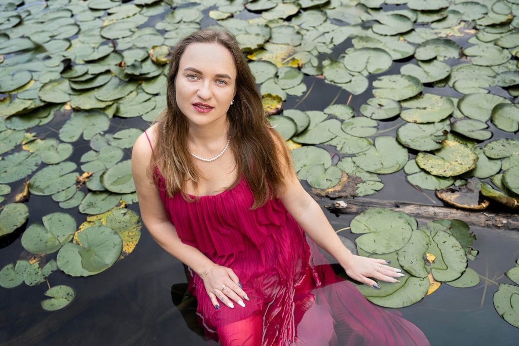 Fine-Art-Portrait einer Frau in Wasserpflanzen, rotes Kleid, artportraits Köln