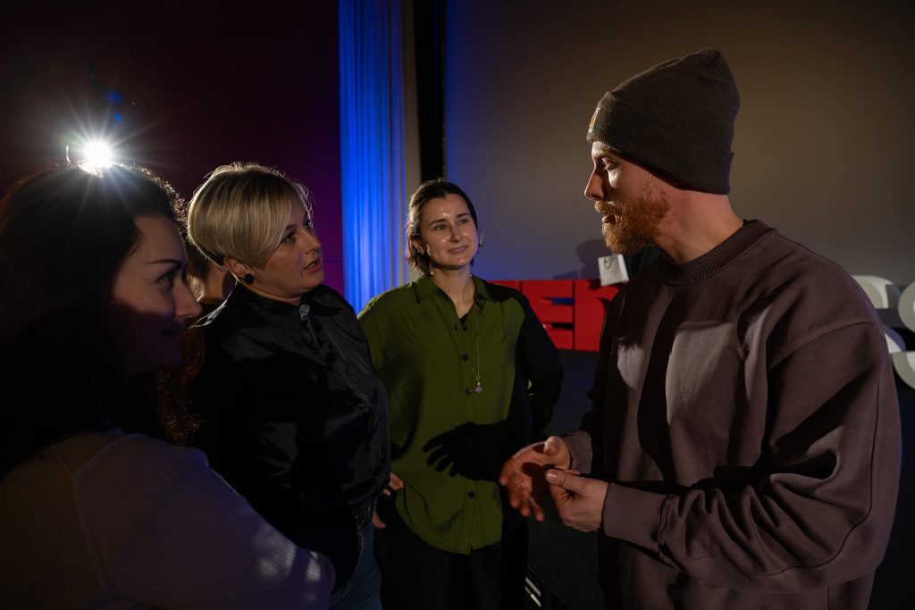 Intensives Gespräch zwischen Marcel Peschund und Besucherinnen im Publikum bei TEDxEssen