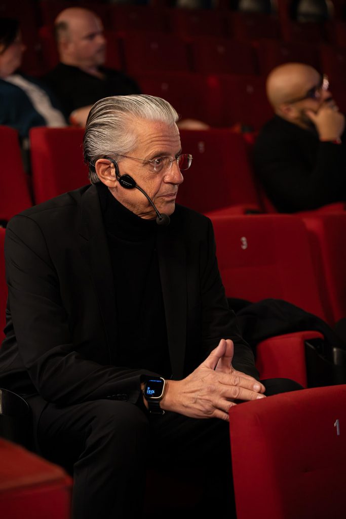 Redner Prof. Dr. Jochen A. Werner mit Headset im Publikum bei TEDxEssen