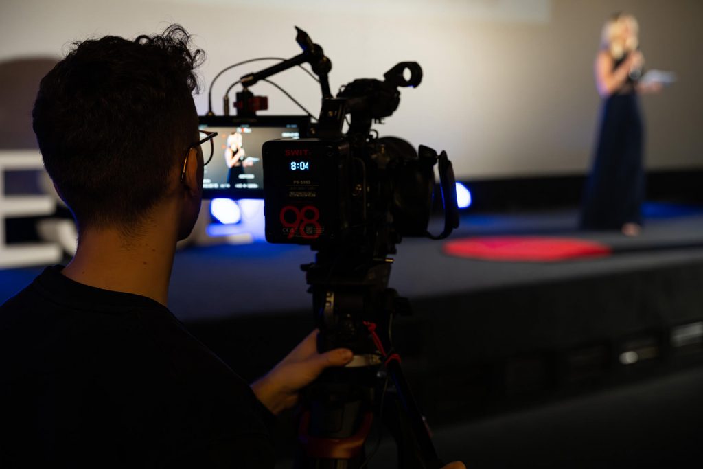 Kameramann filmt Rednerin auf der Bühne bei TEDxEssen, Prof. Dr. David Matusiewicz – Prävention und Longevity