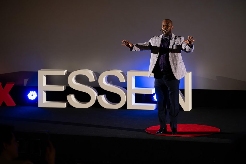 Speaker Roger Caesar mit offenen Armen, Rede: Unstoppable! Turning Resistance into Resilience