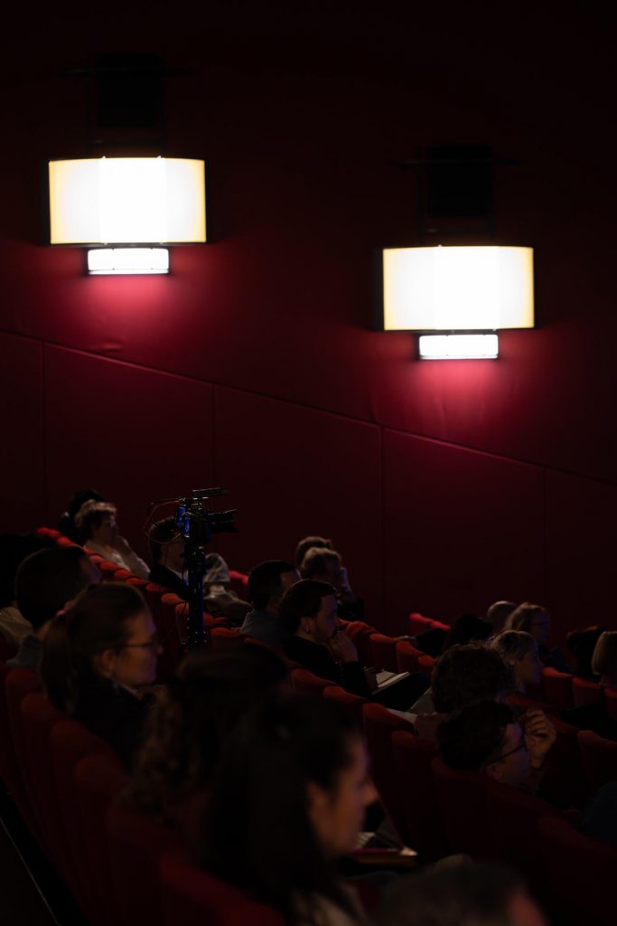 Zuhörer im Halbdunkel, Fokus auf Kamera im Zuschauerbereich bei TEDxEssen