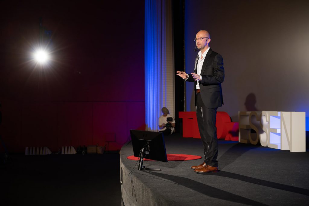 Redner unter starkem Spotlight bei TEDxEssen, Martin Svaneborg mit der Rede: Public Speaking is a Hoax – The Avatar of Great Speakers