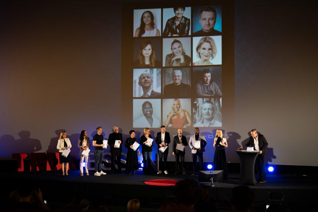 TEDxEssen Redner erhalten Zertifikate auf der Bühne