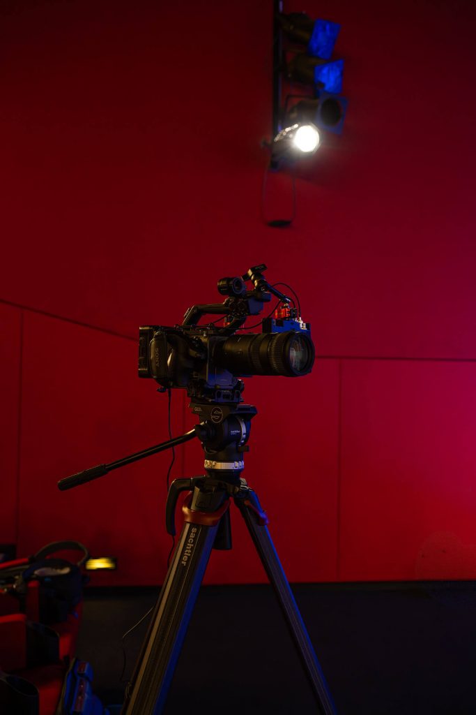 Kamera auf Stativ im Kinosaal bei TEDxEssen