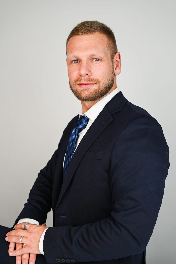 Business-Porträt eines Mannes im Anzug in Köln