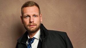 Editorial-Business-Porträt Mann mit Mantel in Köln