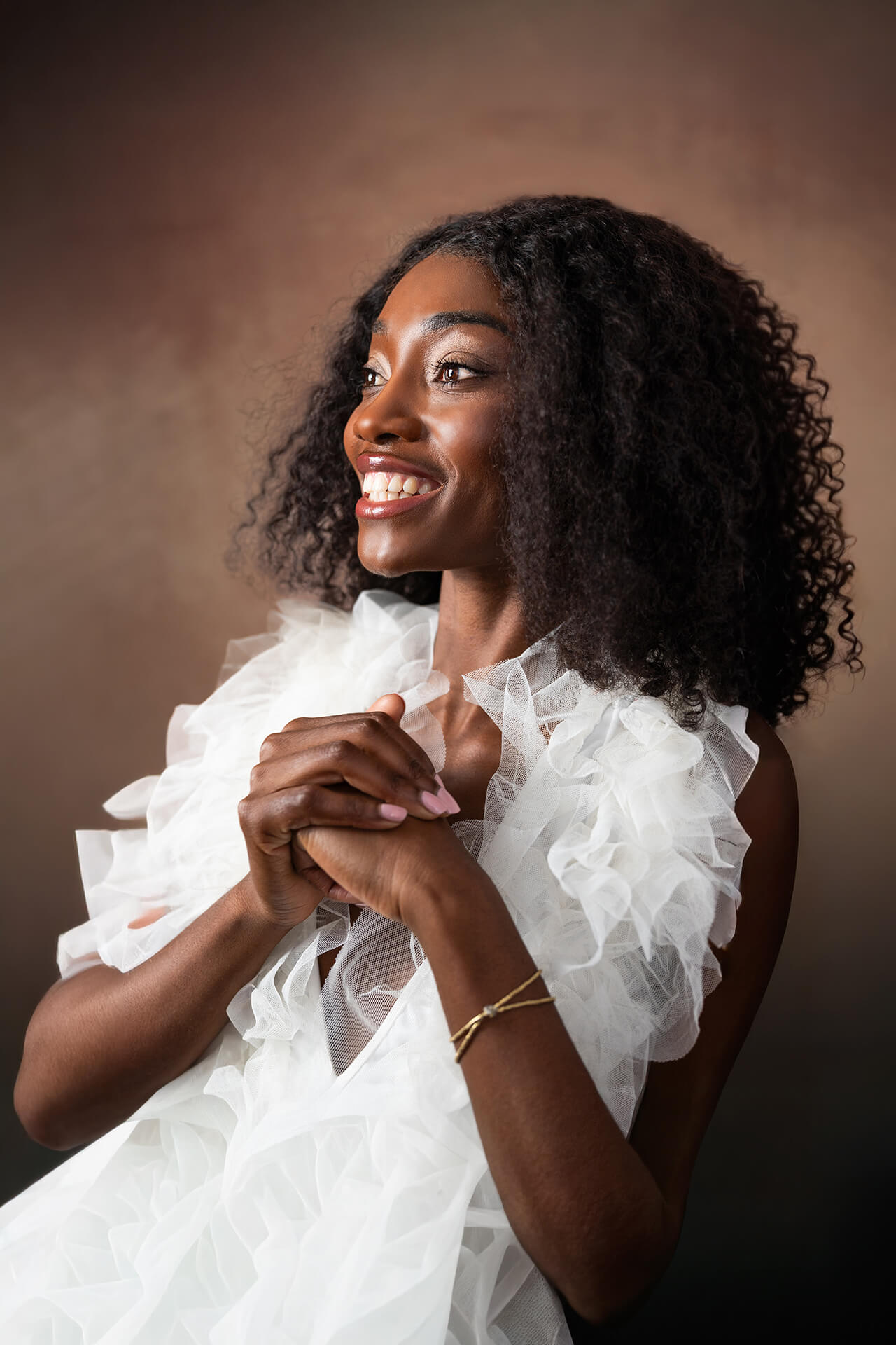 Naturporträt NRW – Geblümtes Kleid auf Waldlichtung, natürliche Schönheit mit weichem Licht