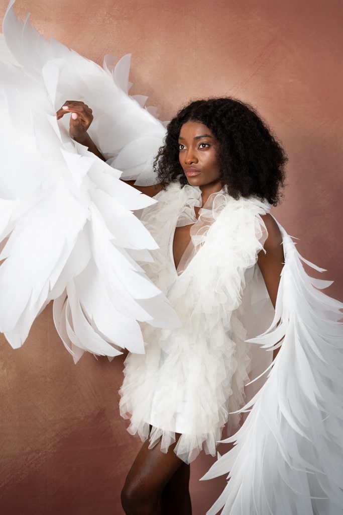 Editorial Ganzkörperporträt einer Frau im weißen Kunst-Outfit