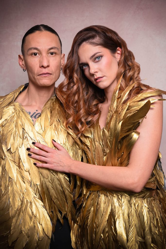 Editorial Fine-Art-Duo-Porträt Paar mit goldenen Federn