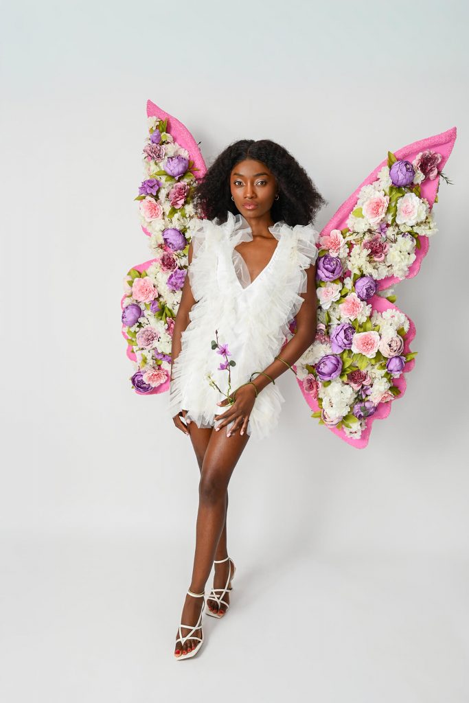 Fine-Art-Fantasy-Ganzkörperporträt einer Frau mit floralen Flügeln