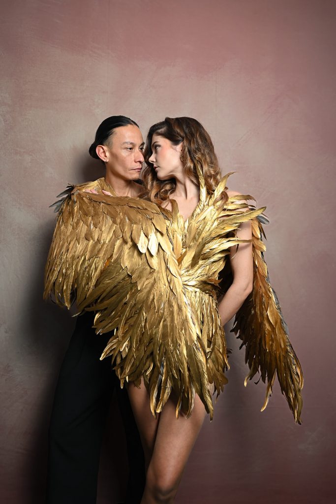 Fine-Art-Duo-Porträt mit goldenen Flügeln