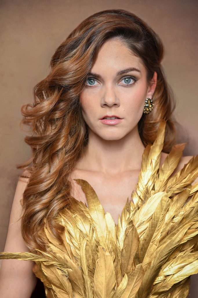 Fine-Art-Porträt Frau mit goldenen Federn