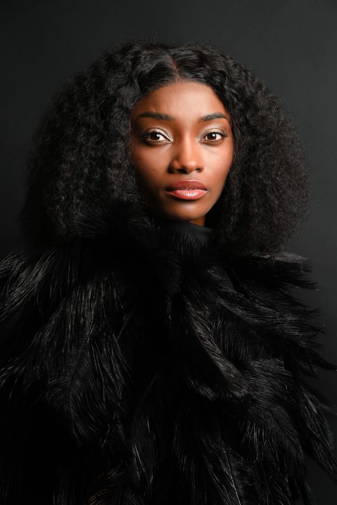 Dramatisches Fine-Art-Porträt einer Frau mit schwarzen Federn