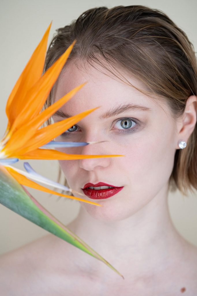 Beauty Portrait Frau mit Blume Gesicht Köln