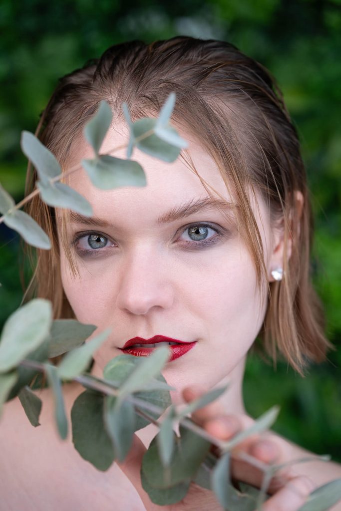 Beauty Portrait Frau mit Blättern natürlicher Look Köln