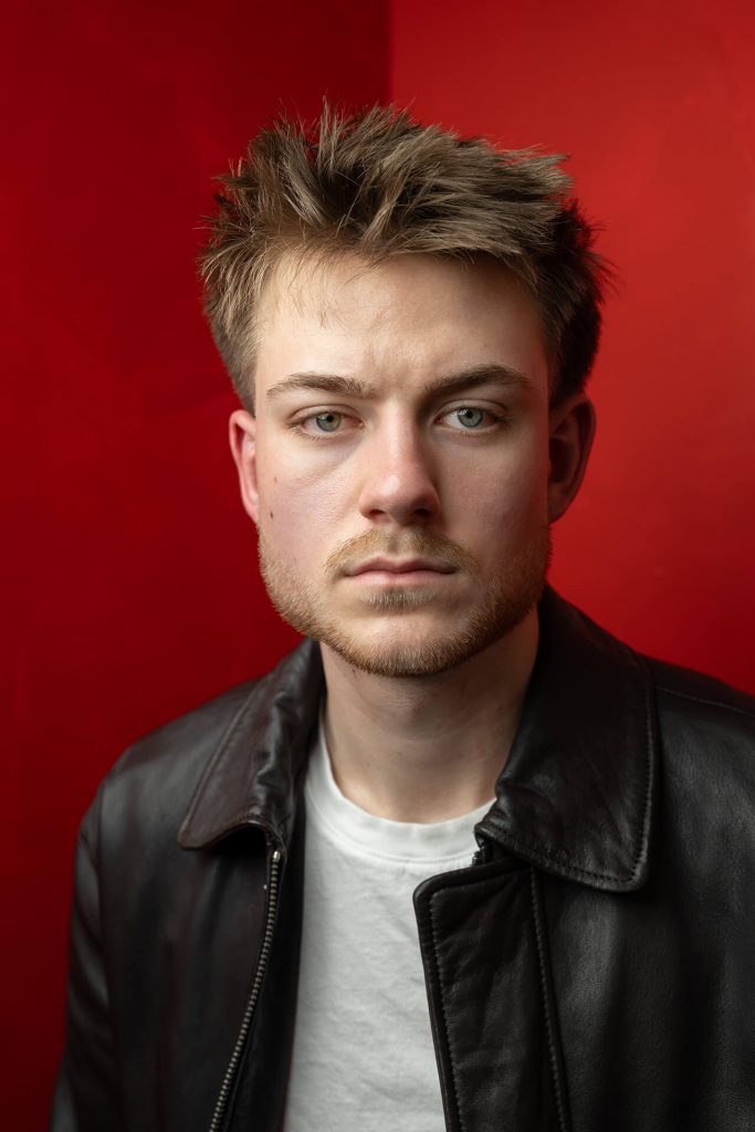 Portrait Mann frontal roter Hintergrund Business Fotoshooting Köln