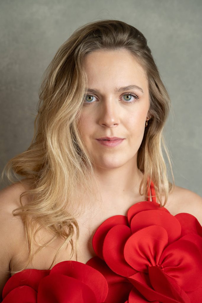 Portrait Frau frontal rotes Kleid Köln Business