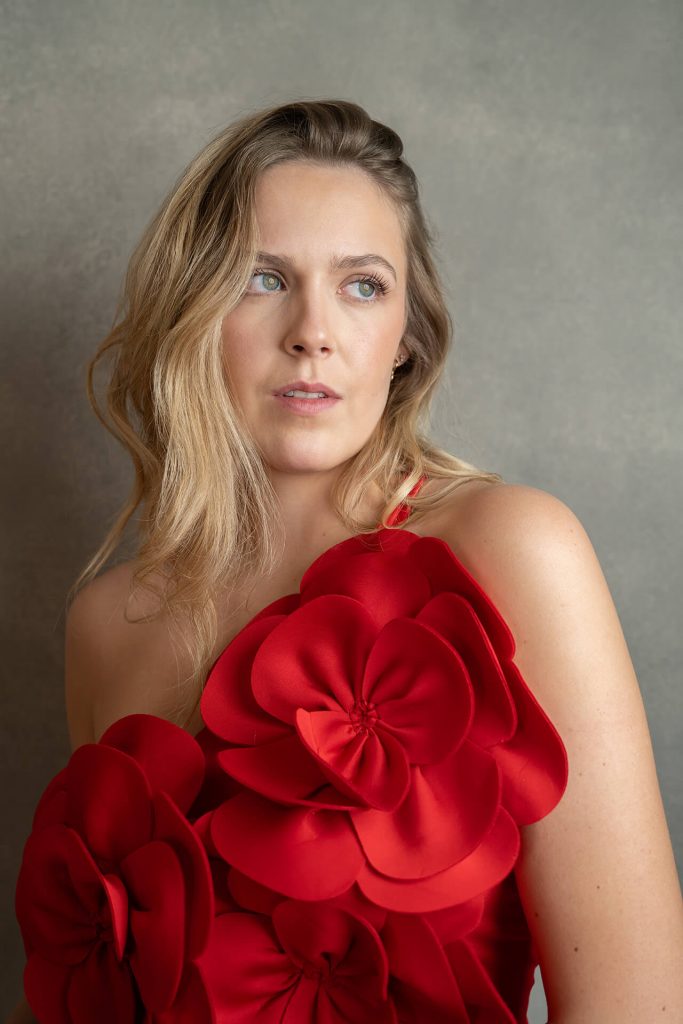 Portrait Frau frontal rotes Kleid Köln Personal Branding - Etitorial